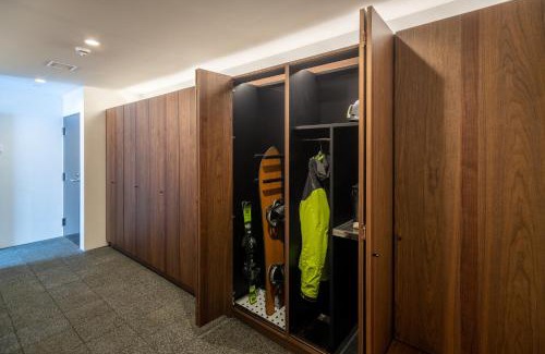 Hirafu Ski Chalet | Discover Jade Rabbit: Family-Friendly Stay with Hot Tub
