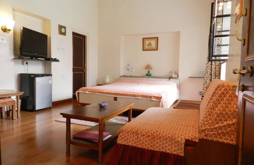 Pink City Hotel | Discover Jai Niwas: Family-Friendly Stay with Breakfast