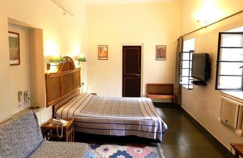 Pink City Hotel | Discover Jai Niwas: Family-Friendly Stay with Breakfast