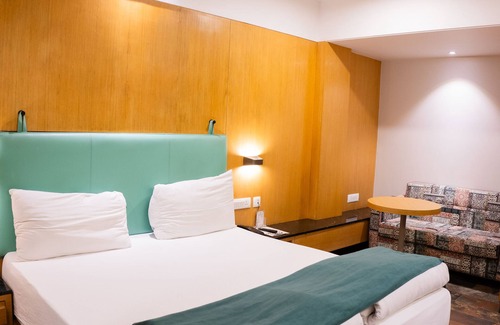 Maharana Pratap Nagar Hotel | Discover Jain's Hotel Rajhans: Perfect for Family Getaways