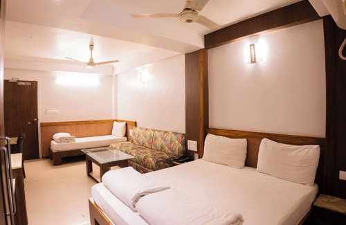 Maharana Pratap Nagar Hotel | Discover Jain's Hotel Rajhans: Perfect for Family Getaways