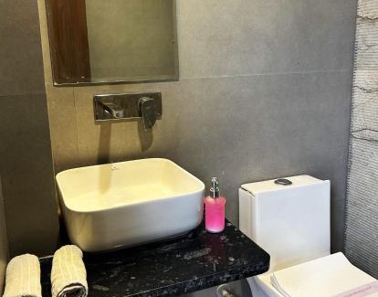 Amer Fort Road Hotel | Jaipur Qila - A Boutique Hotel and Rooftop Cafe