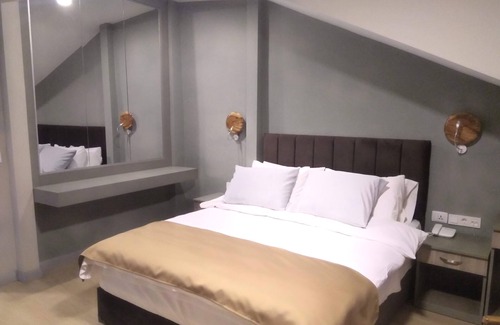 Taksim Hotel | Discover Jakaranda Boutique Hotel: Family-Friendly Stays