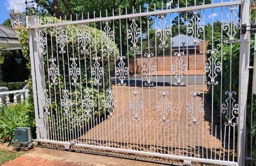 Potchefstroom Bed & Breakfast | Explore Jakkalsdraai Guest House: 4-Star Comfort Awaits
