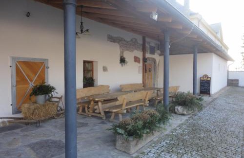 Velka Jesenice Hotel | Inviting Jakubův Nový Dvůr: Pet-Friendly & Child Friendly Stay