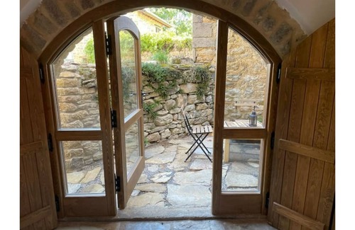 San Felices de Ara Apartment | Jal House: Cozy Stone Apartment with Fireplace & Spa