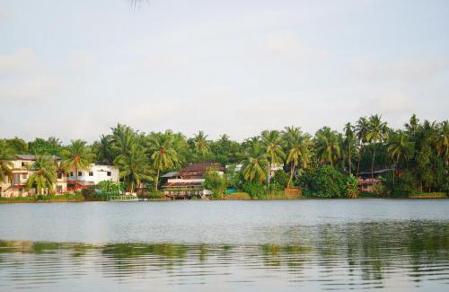 Kozhikode House | Scenic Jaladhija - Lakeview Homestay for Family Getaways