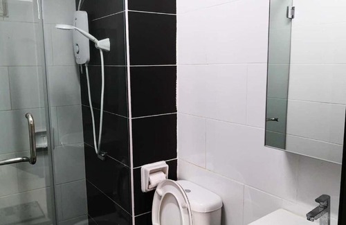 Bintulu Bed & Breakfast | Peaceful Jalan Tenang with Breakfast & Hot Tub Amenities