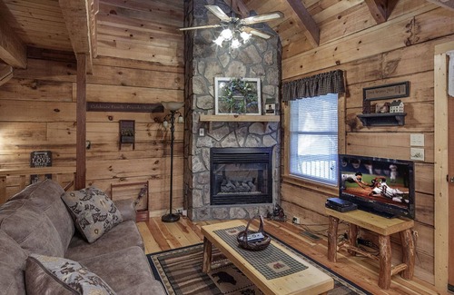 Pigeon Forge Cabin | Jalyns Treehouse by Eagles Ridge Resort