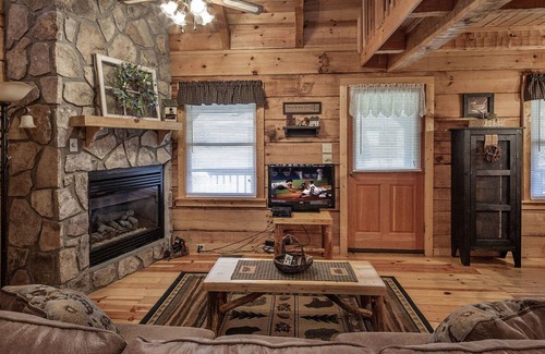 Pigeon Forge Cabin | Jalyns Treehouse by Eagles Ridge Resort