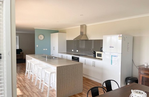 Waterhouse House | Relax at Jama - Steps from Robes' Longbeach! Child-Friendly