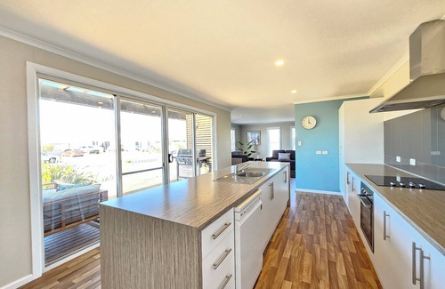 Waterhouse House | Relax at Jama - Steps from Robes' Longbeach! Child-Friendly