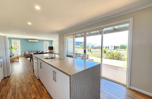 Waterhouse House | Relax at Jama - Steps from Robes' Longbeach! Child-Friendly