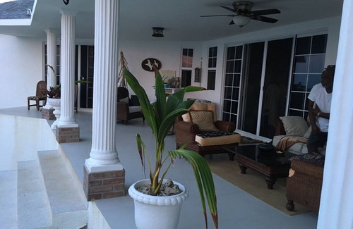 Robins Bay House | Discover Jamaica: A Unique Getaway with Ocean Views