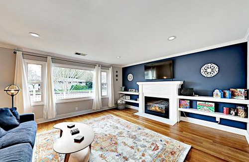 Junior College Neighborhood Association House | Exceptional James House: Perfect for Family Getaways
