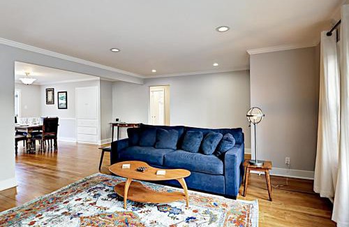 Junior College Neighborhood Association House | Exceptional James House: Perfect for Family Getaways