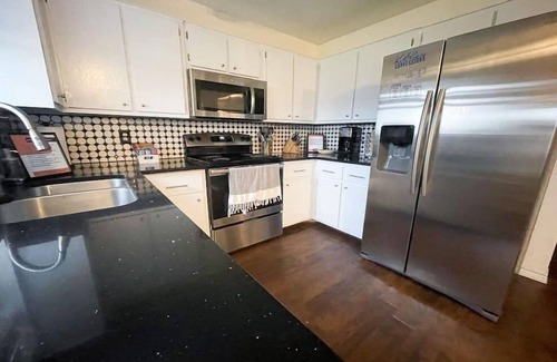 Killeen House | Discover Comfort at James Inn with Pet-Friendly Amenities