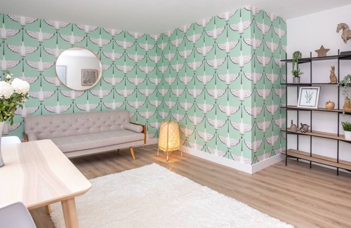 Merthyr Tydfil Apartment | Enjoy Breakfast at James' Place by The Taff