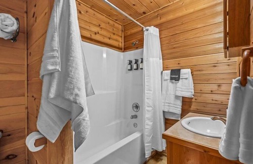 Galena Cabin | Relaxing James River Haven: Cabins with Kitchen & Family Comfort