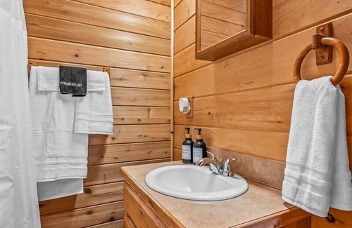 Galena Cabin | Relaxing James River Haven: Cabins with Kitchen & Family Comfort