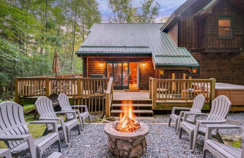 Thayerville House | Elegant Jamesons Cabin: 10/10 Rated, Hot Tub & Pet Friendly