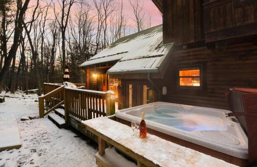 Thayerville House | Elegant Jamesons Cabin: 10/10 Rated, Hot Tub & Pet Friendly