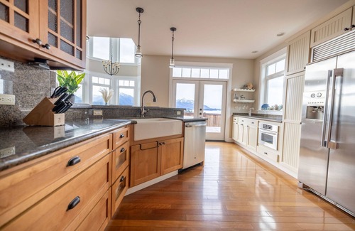 Sitka House | Family-Friendly Jamestown Bay Retreat with Kitchen & 10/10 Rating
