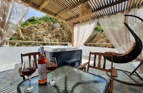 Glinado Apartment | Elegant Janakos Apartment: Family-Friendly with Hot Tub