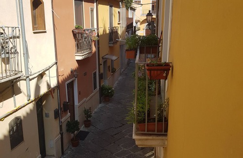 Benevento Apartment | Cozy Stay at Janara - Teatro Romano with Breakfast Included