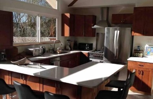 Arcata House | Family-Friendly Jane's Creekside Garden 3BR/2BA Retreat