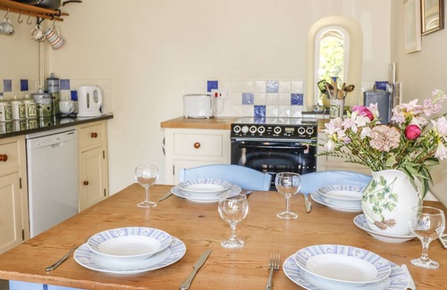 Brazzacott Cottage | Discover Jane's Place: Pet-Friendly Stay with Breakfast