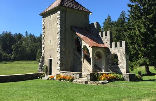 Prem House | Janezinovi House: Pet-Friendly Getaway with Hot Tub & Kitchen