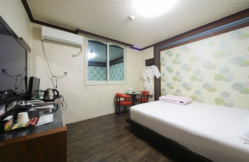 Jangseong Hotel | Eco-Friendly Jangseong Suseok Motel with Breakfast & Kitchen