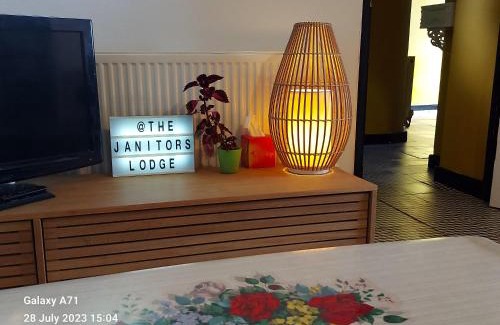 Flimwell House | Janitor's Lodge: Pet Friendly with Ocean View & Breakfast