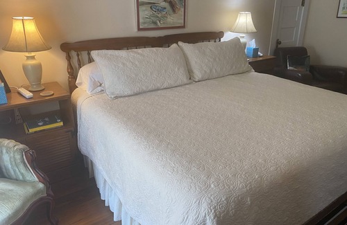 Mena Bed & Breakfast | Top-Rated Janssen Park Place B&B with Spa & Family Amenities