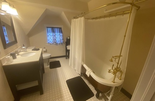 Mena Bed & Breakfast | Top-Rated Janssen Park Place B&B with Spa & Family Amenities
