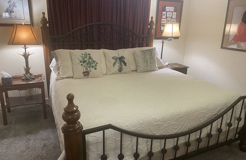 Mena Bed & Breakfast | Top-Rated Janssen Park Place B&B with Spa & Family Amenities