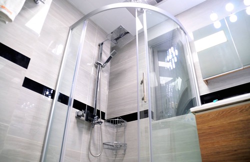 Pudong Apartment | Remarkable Japanese Style Apartment with Spa and Lake View