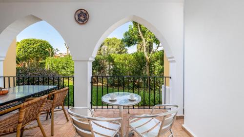 Meia Praia Resort | Discover Jardim da Meia Praia Resort: Oceanfront Oasis Awaits