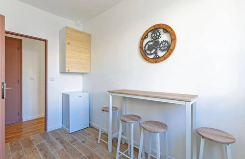 Quartier de la Salpetriere Apartment | Comfort at Jardin des Plantes: Pet-Friendly & Family-Ready