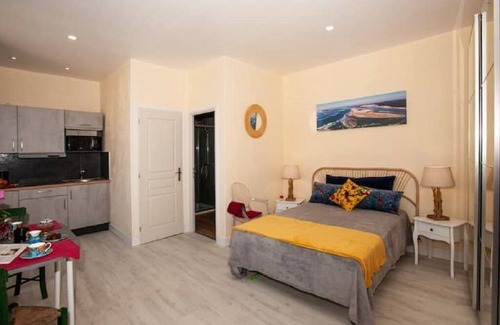 Saint-Emilion Apartment | Inviting Jardin des Ursulines in Heart of Saint-émilion