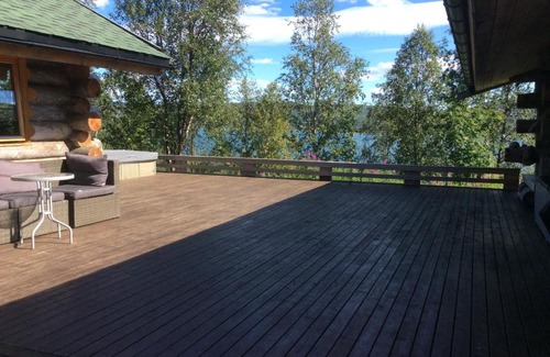 South Varanger Cabin | Experience Jarfjord Arctic Aurora Lodge: 10/10 Guest Rated Oasis