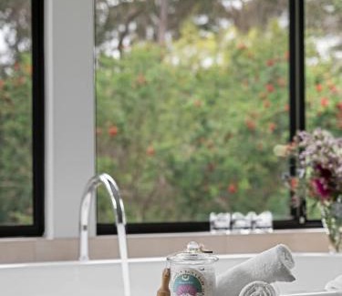 Rosa Glen Hotel | Jarrah Grove Forest Retreat - Adults Only Luxury Chalet