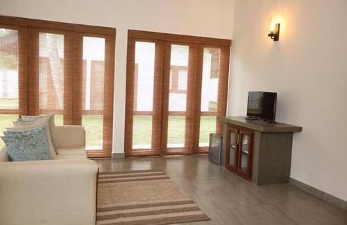 Divulapitiya House | Relax at JAS Residence Pool Villa with Family-Friendly Amenities