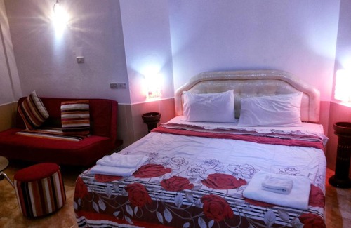 Pattaya Bay House | Welcoming Jasmin Guest House: Family-Friendly Retreat