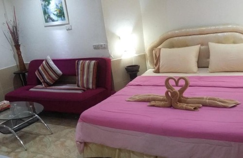 Pattaya Bay House | Welcoming Jasmin Guest House: Family-Friendly Retreat