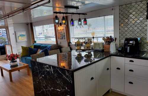 Gibraltar Boat Rental | Discover Jasmine Coral Jay Boatel: Ideal for Family Getaways