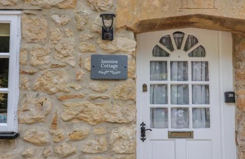 South Perrott House | Pet-Friendly Jasmine Cottage: Ideal Family Retreat