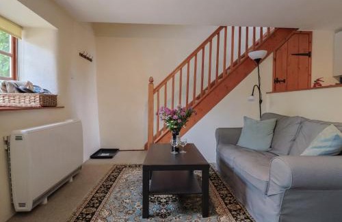 South Perrott House | Pet-Friendly Jasmine Cottage: Ideal Family Retreat
