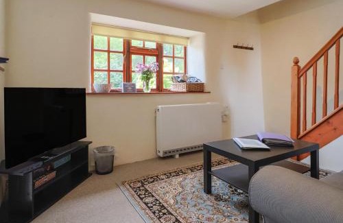 South Perrott House | Pet-Friendly Jasmine Cottage: Ideal Family Retreat